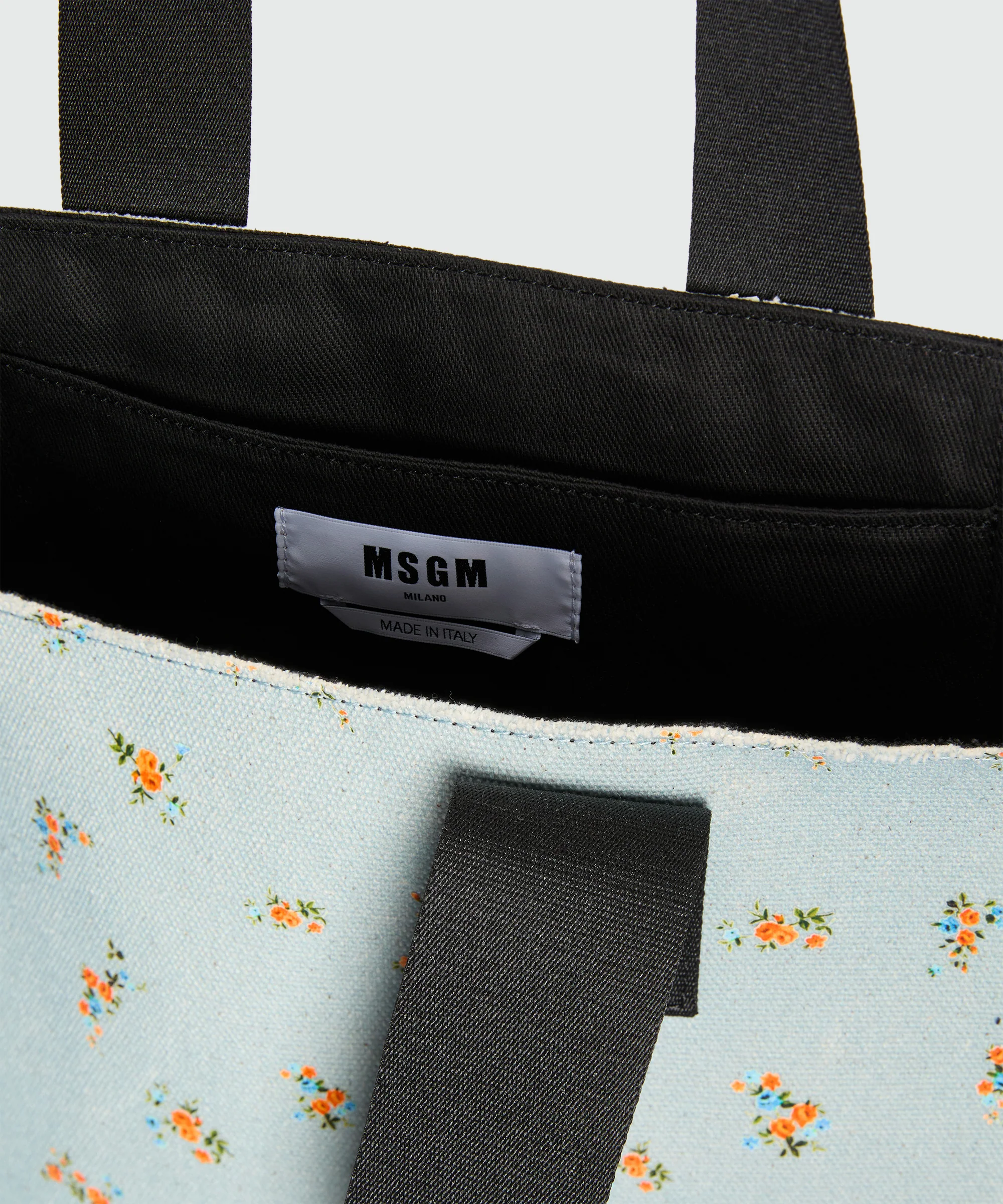 Light blue canvas tote with print and contrasting handles - Image 4